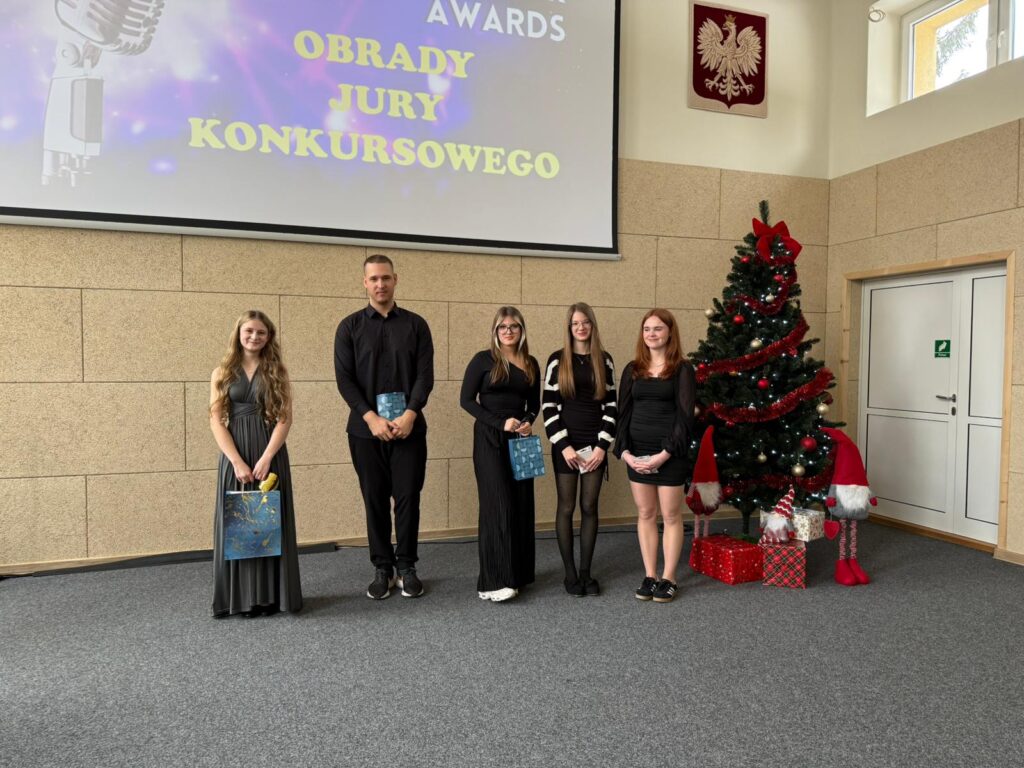 Decyzją jury pierwszą nagrodę zdobyła uczennica naszej szkoły. Maja Brózda zaprezentowała utwór „Let It Snow!” w jazzowej interpretacji Michaela Bublé, zachwycając zarówno jurorów, jak i publiczność. Po ogłoszeniu wyników wykonała piosenkę ponownie na bis.
