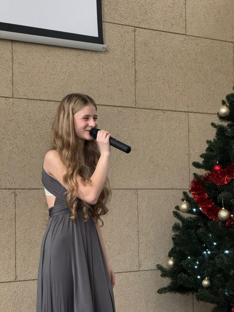 Decyzją jury pierwszą nagrodę zdobyła uczennica naszej szkoły. Maja Brózda zaprezentowała utwór „Let It Snow!” w jazzowej interpretacji Michaela Bublé, zachwycając zarówno jurorów, jak i publiczność. Po ogłoszeniu wyników wykonała piosenkę ponownie na bis.