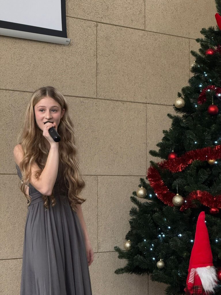 Decyzją jury pierwszą nagrodę zdobyła uczennica naszej szkoły. Maja Brózda zaprezentowała utwór „Let It Snow!” w jazzowej interpretacji Michaela Bublé, zachwycając zarówno jurorów, jak i publiczność. Po ogłoszeniu wyników wykonała piosenkę ponownie na bis.