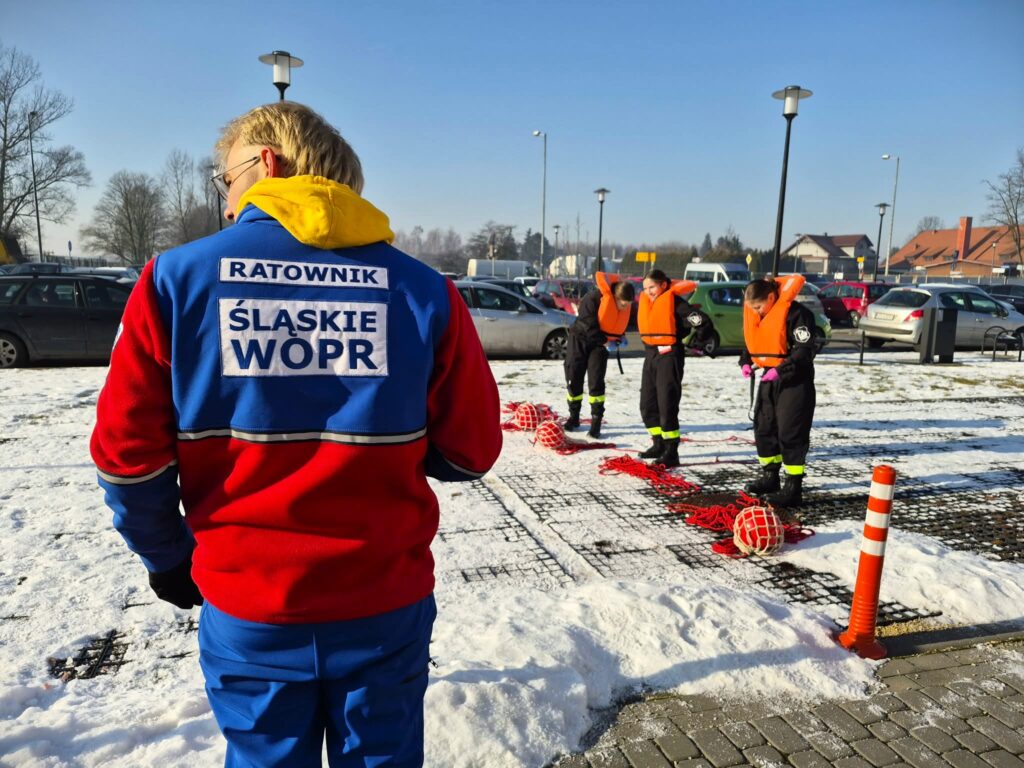 Debiut drużyny Liceum Pożarniczo-Ratowniczego w Mistrzostwach Szkół Średnich w Pierwszej Pomocy
W dniu 21 stycznia 2026 r. drużyna z Liceum Ogólnokształcącego o profilu Pożarniczo-Ratowniczym po raz pierwszy wzięła udział w Mistrzostwach Szkół Średnich w Pierwszej Pomocy, organizowanych przez Małopolską Uczelnię Państwową im. rotmistrza Witolda Pileckiego w Oświęcimiu.
