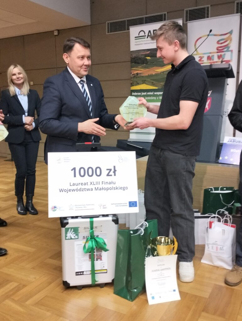 espół Szkół CKU w Radoczy reprezentowali uczniowie klasy IV Technikum Mechanizacji Rolnictwa i Agrotroniki: Adrian Węgrzyn, Łukasz Kasperek oraz Radosław Michalec.

Z ogromną radością informujemy, że Łukasz Kasperek zdobył I miejsce, uzyskując najlepszy wynik w etapie wojewódzkim.