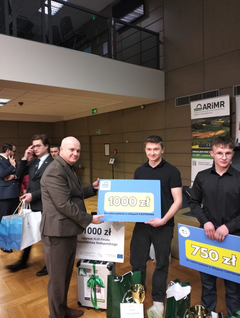 espół Szkół CKU w Radoczy reprezentowali uczniowie klasy IV Technikum Mechanizacji Rolnictwa i Agrotroniki: Adrian Węgrzyn, Łukasz Kasperek oraz Radosław Michalec. Z ogromną radością informujemy, że Łukasz Kasperek zdobył I miejsce, uzyskując najlepszy wynik w etapie wojewódzkim.