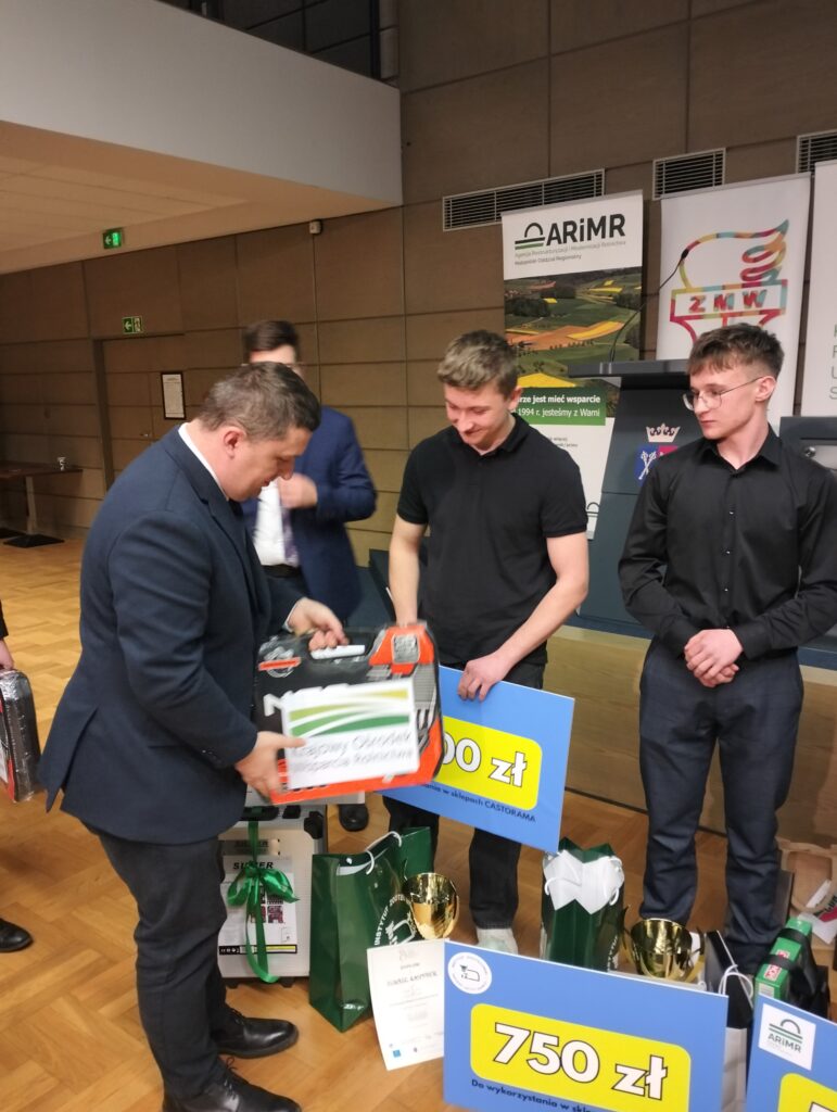 espół Szkół CKU w Radoczy reprezentowali uczniowie klasy IV Technikum Mechanizacji Rolnictwa i Agrotroniki: Adrian Węgrzyn, Łukasz Kasperek oraz Radosław Michalec.

Z ogromną radością informujemy, że Łukasz Kasperek zdobył I miejsce, uzyskując najlepszy wynik w etapie wojewódzkim.