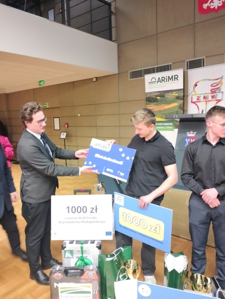 espół Szkół CKU w Radoczy reprezentowali uczniowie klasy IV Technikum Mechanizacji Rolnictwa i Agrotroniki: Adrian Węgrzyn, Łukasz Kasperek oraz Radosław Michalec.

Z ogromną radością informujemy, że Łukasz Kasperek zdobył I miejsce, uzyskując najlepszy wynik w etapie wojewódzkim.