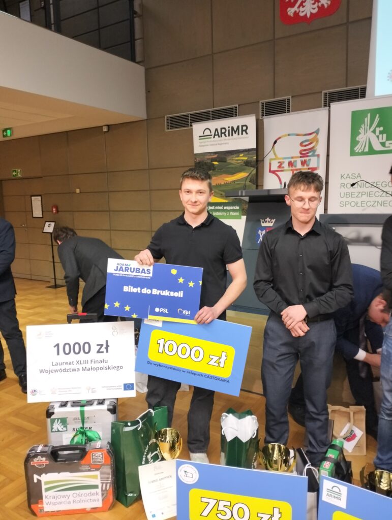 espół Szkół CKU w Radoczy reprezentowali uczniowie klasy IV Technikum Mechanizacji Rolnictwa i Agrotroniki: Adrian Węgrzyn, Łukasz Kasperek oraz Radosław Michalec.

Z ogromną radością informujemy, że Łukasz Kasperek zdobył I miejsce, uzyskując najlepszy wynik w etapie wojewódzkim.