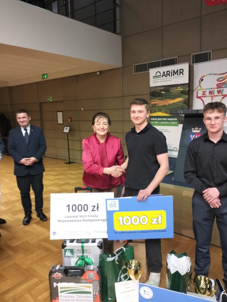espół Szkół CKU w Radoczy reprezentowali uczniowie klasy IV Technikum Mechanizacji Rolnictwa i Agrotroniki: Adrian Węgrzyn, Łukasz Kasperek oraz Radosław Michalec.

Z ogromną radością informujemy, że Łukasz Kasperek zdobył I miejsce, uzyskując najlepszy wynik w etapie wojewódzkim.