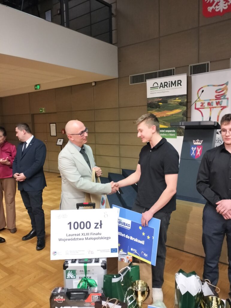 espół Szkół CKU w Radoczy reprezentowali uczniowie klasy IV Technikum Mechanizacji Rolnictwa i Agrotroniki: Adrian Węgrzyn, Łukasz Kasperek oraz Radosław Michalec.

Z ogromną radością informujemy, że Łukasz Kasperek zdobył I miejsce, uzyskując najlepszy wynik w etapie wojewódzkim.