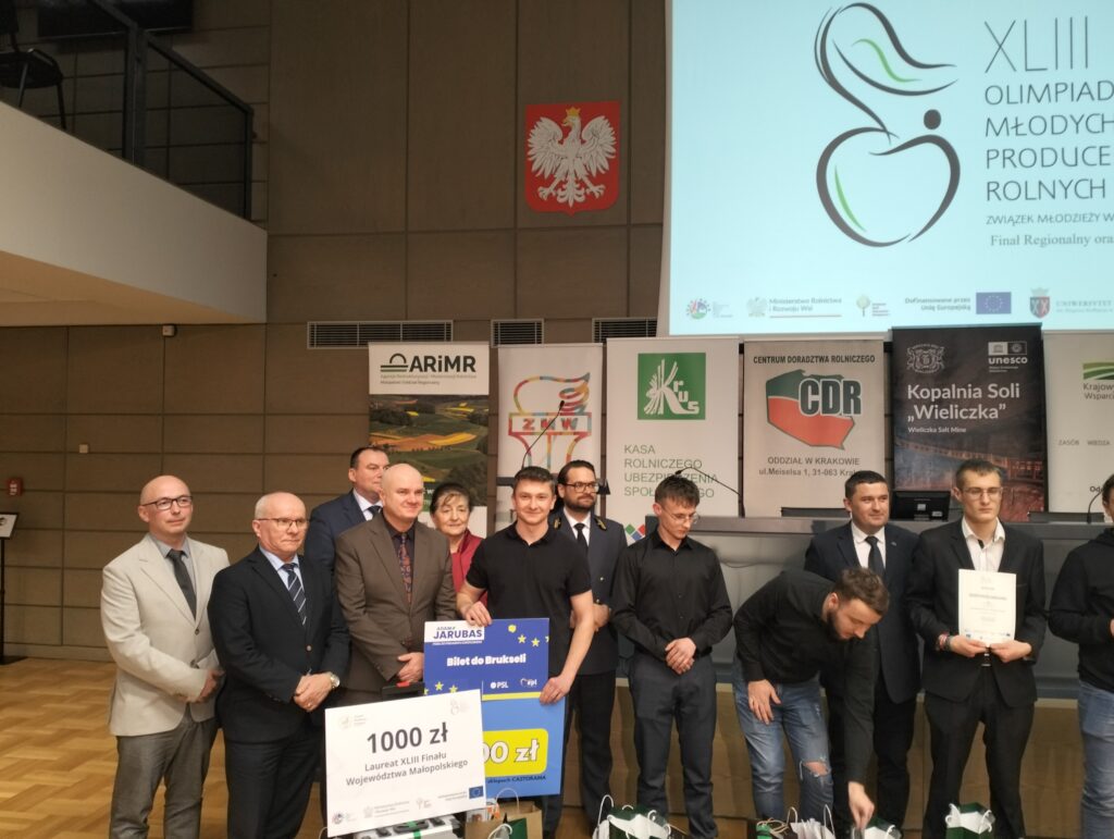 espół Szkół CKU w Radoczy reprezentowali uczniowie klasy IV Technikum Mechanizacji Rolnictwa i Agrotroniki: Adrian Węgrzyn, Łukasz Kasperek oraz Radosław Michalec.

Z ogromną radością informujemy, że Łukasz Kasperek zdobył I miejsce, uzyskując najlepszy wynik w etapie wojewódzkim.